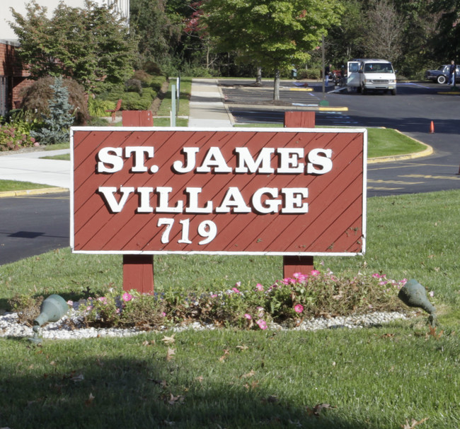 St. James Village in East Windsor, NJ - Foto de edificio - Building Photo