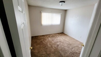 1210 W Stoneridge Ct in Ontario, CA - Foto de edificio - Building Photo