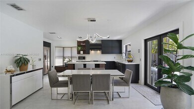 16887 Royal Poinciana Dr in Weston, FL - Building Photo - Building Photo