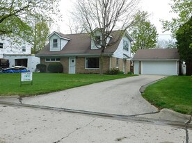 1202 Cambridge Dr in Champaign, IL - Building Photo