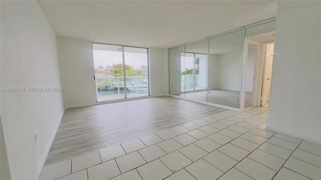2841 NE 163rd St in North Miami Beach, FL - Building Photo - Building Photo