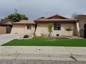 700 Fairhaven Ave in Porterville, CA - Building Photo
