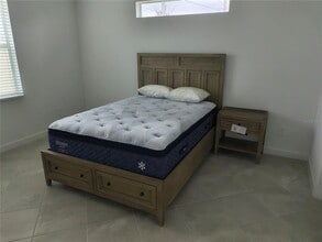 8225 Shr Lk Dr in Englewood, FL - Building Photo - Building Photo