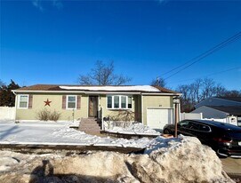 87 Indian Head Rd in Kings Park, NY - Building Photo