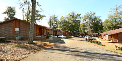 Golden Leaf Apartments in Quincy, FL - Building Photo - Building Photo