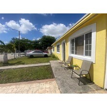 10440 NW 28th Ct in Miami, FL - Foto de edificio - Building Photo