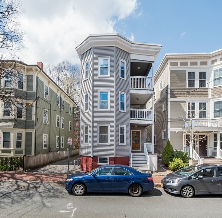 17 Athens St in Cambridge, MA - Building Photo