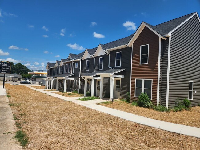 111 Dinwiddie Ave in Blackstone, VA - Building Photo - Building Photo
