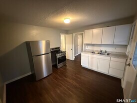 52 Crown St in Naugatuck, CT - Building Photo