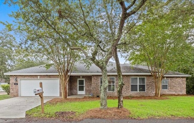104 Point Comfort Rd in Mary Esther, FL - Building Photo - Building Photo