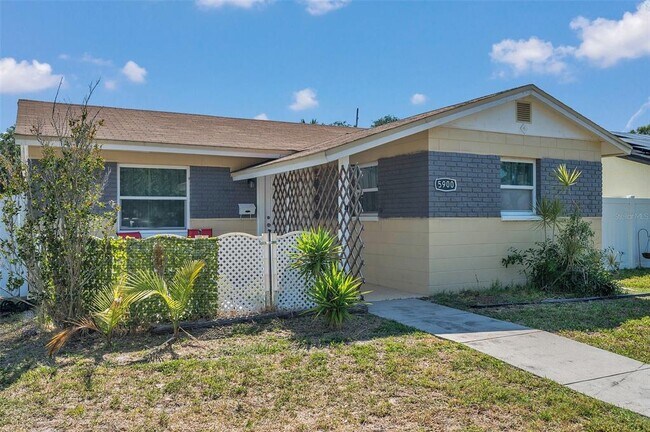 5900 Cypress St N in St. Petersburg, FL - Building Photo - Building Photo