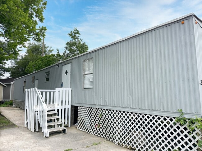 property at 32 Woodlawn Dr