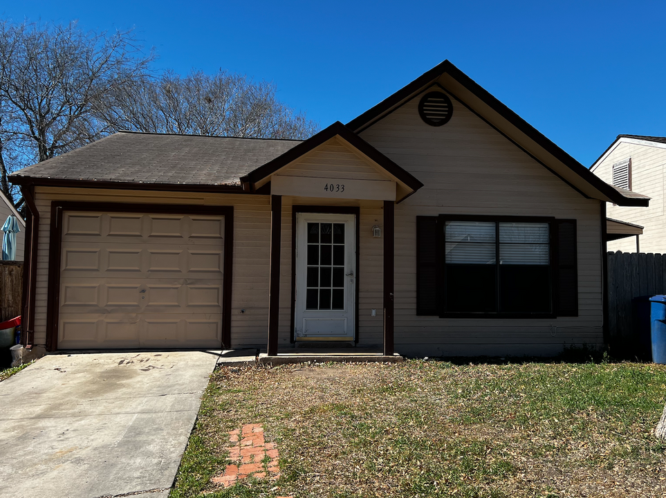 4033 Comanche Sunrise in San Antonio, TX - Building Photo