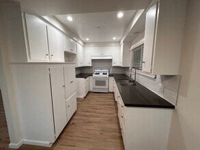 701 S Osage Ave, Unit 3 in Inglewood, CA - Foto de edificio - Building Photo