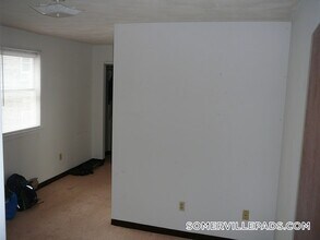 217 Holland St, Unit 2B in Somerville, MA - Foto de edificio - Building Photo