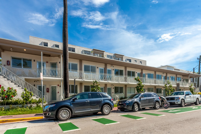 Carvin Apartments in Miami Beach, FL - Building Photo - Building Photo