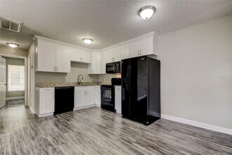 2322 W Saint John St, Unit B in Tampa, FL - Building Photo - Building Photo