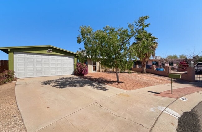 4138 W Orangewood Dr