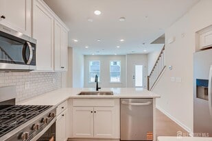 323 Sadie Cir in New Brunswick, NJ - Building Photo