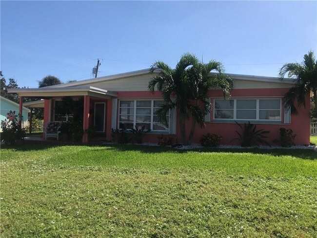 2237 NE Center Cir in Jensen Beach, FL - Building Photo - Building Photo