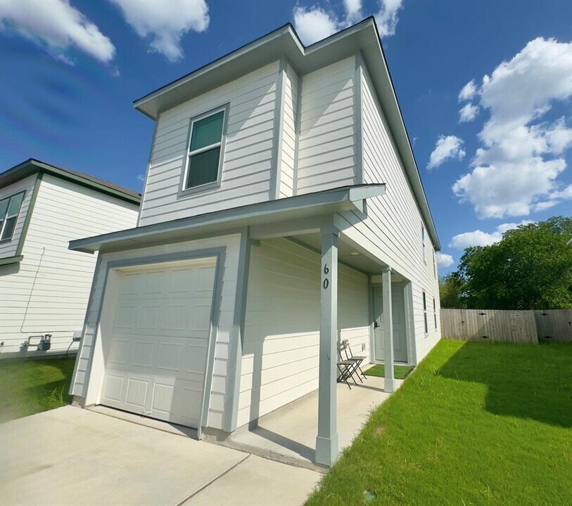 60 Trinity Cir in Lockhart, TX - Building Photo