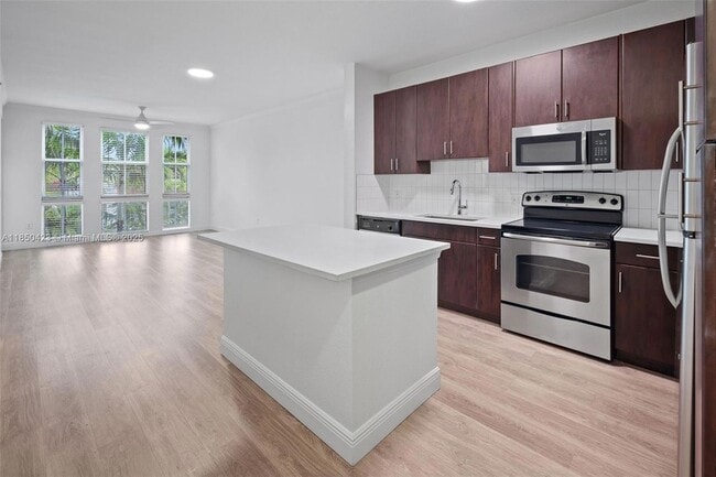 10170 SW 7th St, Unit 20-302 in Pembroke Pines, FL - Building Photo - Building Photo