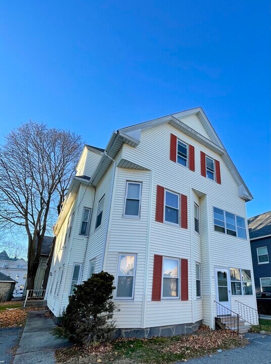 112 West St in Worcester, MA - Building Photo