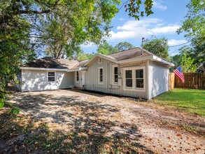 112 Oakdale St in Dayton, TX - Building Photo - Building Photo