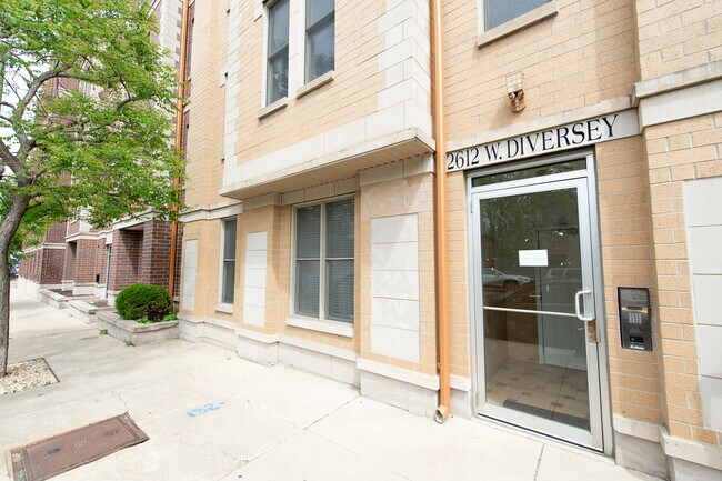 2612 W Diversey Ave in Chicago, IL - Building Photo - Building Photo