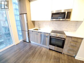 28 Wellesley St E in Toronto, ON - Building Photo - Building Photo