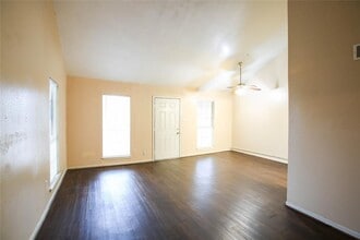 9410 Grannis St, Unit D in Houston, TX - Building Photo - Building Photo