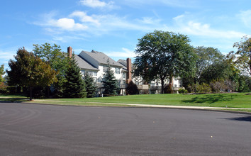 Links at Poplar Creek Townhomes in Schaumburg, IL - Building Photo - Building Photo