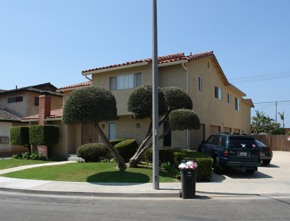 16541 Hillview Cir in Huntington Beach, CA - Building Photo