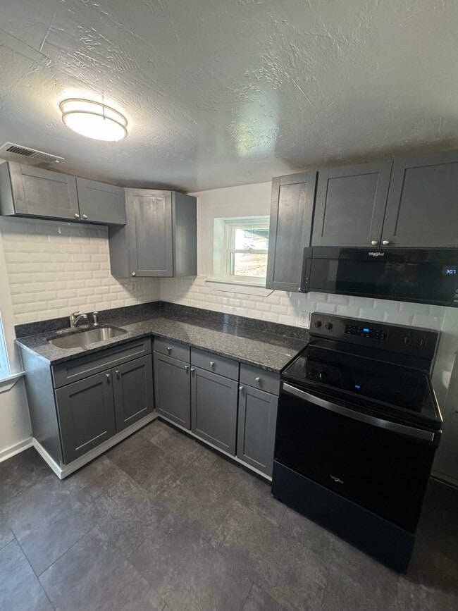 1272 Union St, Unit 1272 rear in Bridgeville, PA - Building Photo - Building Photo