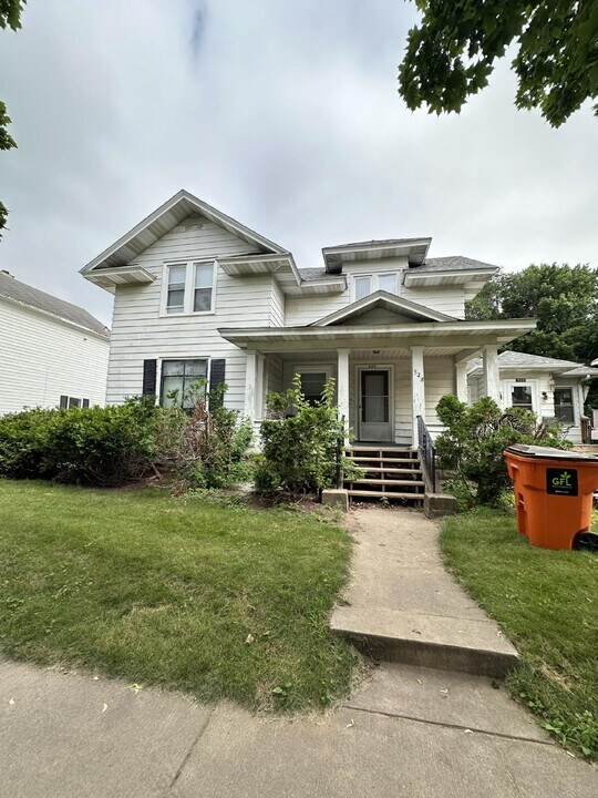 528 W Grand Ave in Eau Claire, WI - Building Photo