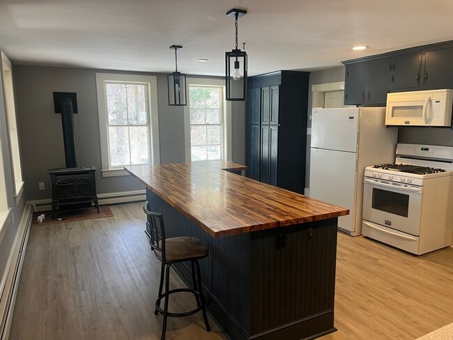 459 Mill St, Unit A in Marion, MA - Building Photo - Building Photo