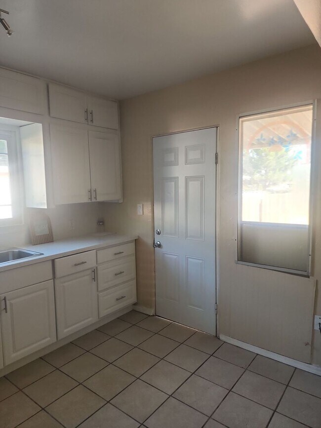 2805 Charleston Dr in Bakersfield, CA - Building Photo - Building Photo