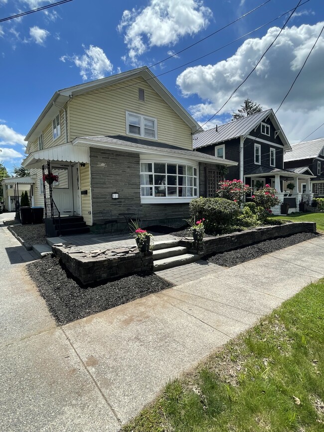 134 Lincoln Ave, Unit Main house in Saratoga Springs, NY - Building Photo - Building Photo