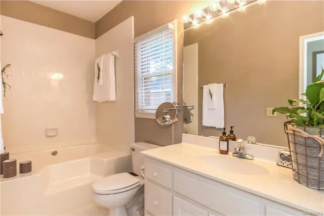 2255 Vaughn Ln in Montgomery, AL - Building Photo - Building Photo