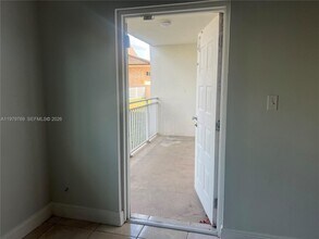 6950 Miami Gardens Dr in Hialeah, FL - Building Photo - Building Photo