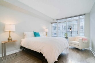 21 Nelson St in Toronto, ON - Building Photo - Building Photo