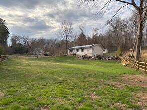 2016 Harkins Rd in Pylesville, MD - Foto de edificio - Building Photo