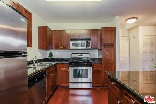 100 S Alameda St in Los Angeles, CA - Building Photo - Building Photo