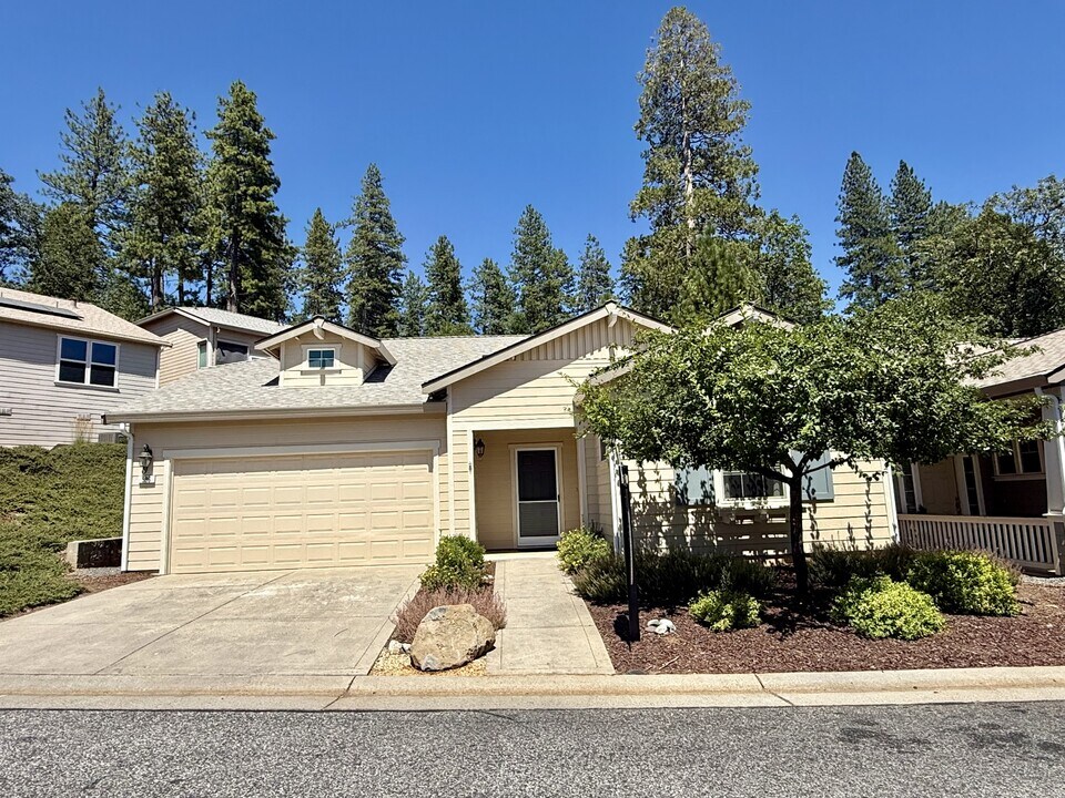 596 Eskaton Cir in Grass Valley, CA - Building Photo
