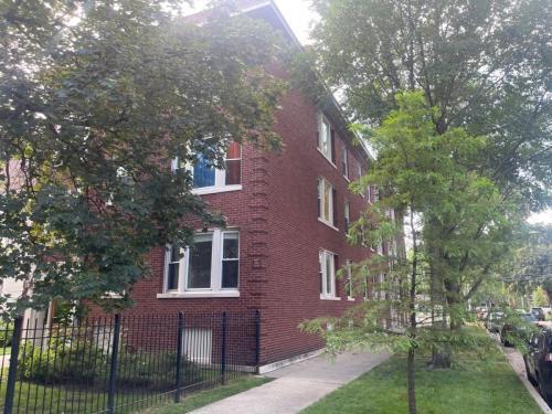 7025 N Damen Ave in Chicago, IL - Building Photo