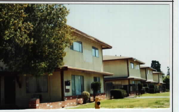 16713 Holly Dr in Fontana, CA - Foto de edificio - Building Photo