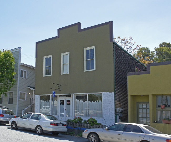 725 Loring Ave in Crockett, CA - Building Photo - Building Photo