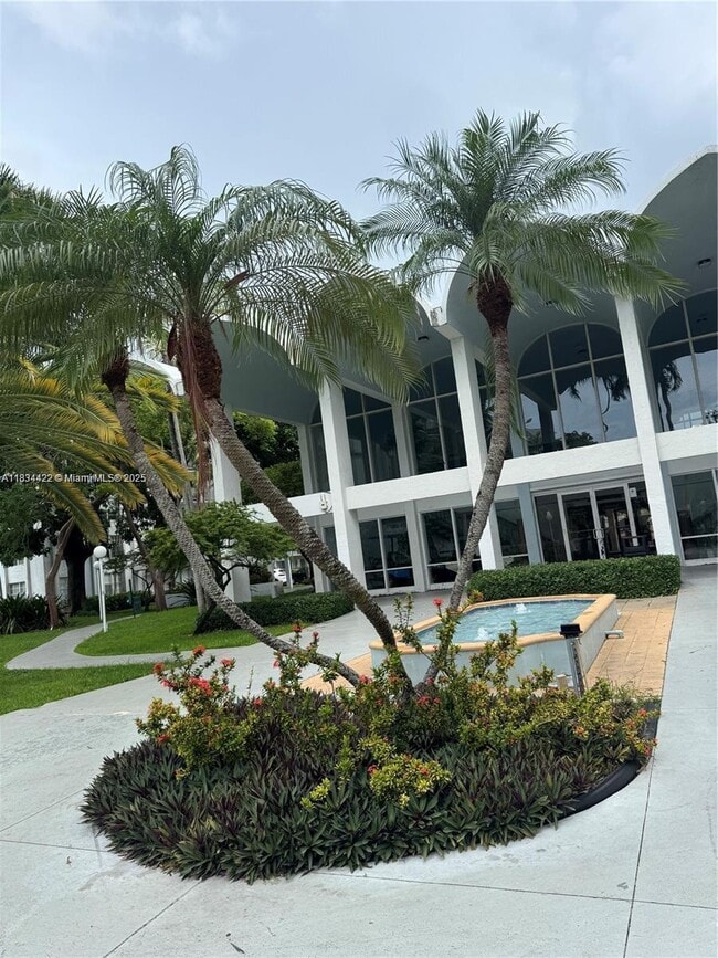 484 NW 165th St in Miami, FL - Building Photo - Building Photo