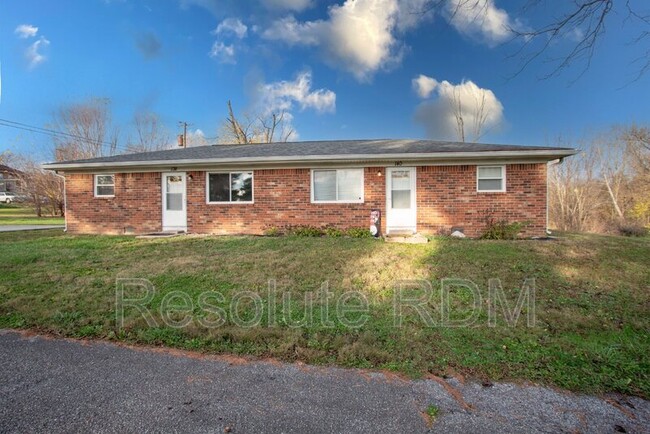 140 Wilson Dr in New Palestine, IN - Building Photo - Building Photo