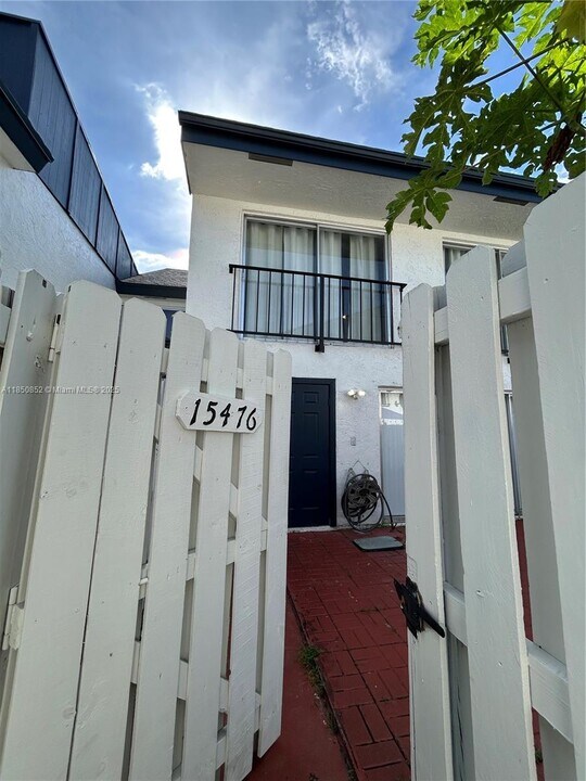 15476 SW 85th Ln in Miami, FL - Building Photo